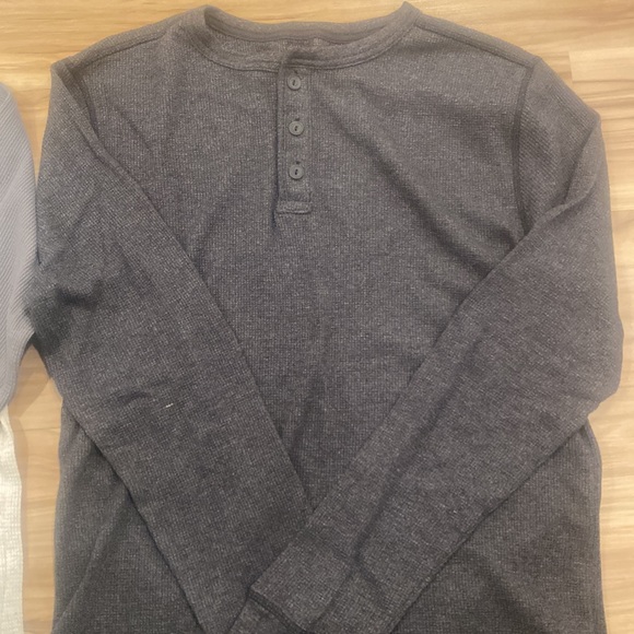 Old Navy Men’s medium waffle knit long sleeve - Picture 6 of 6